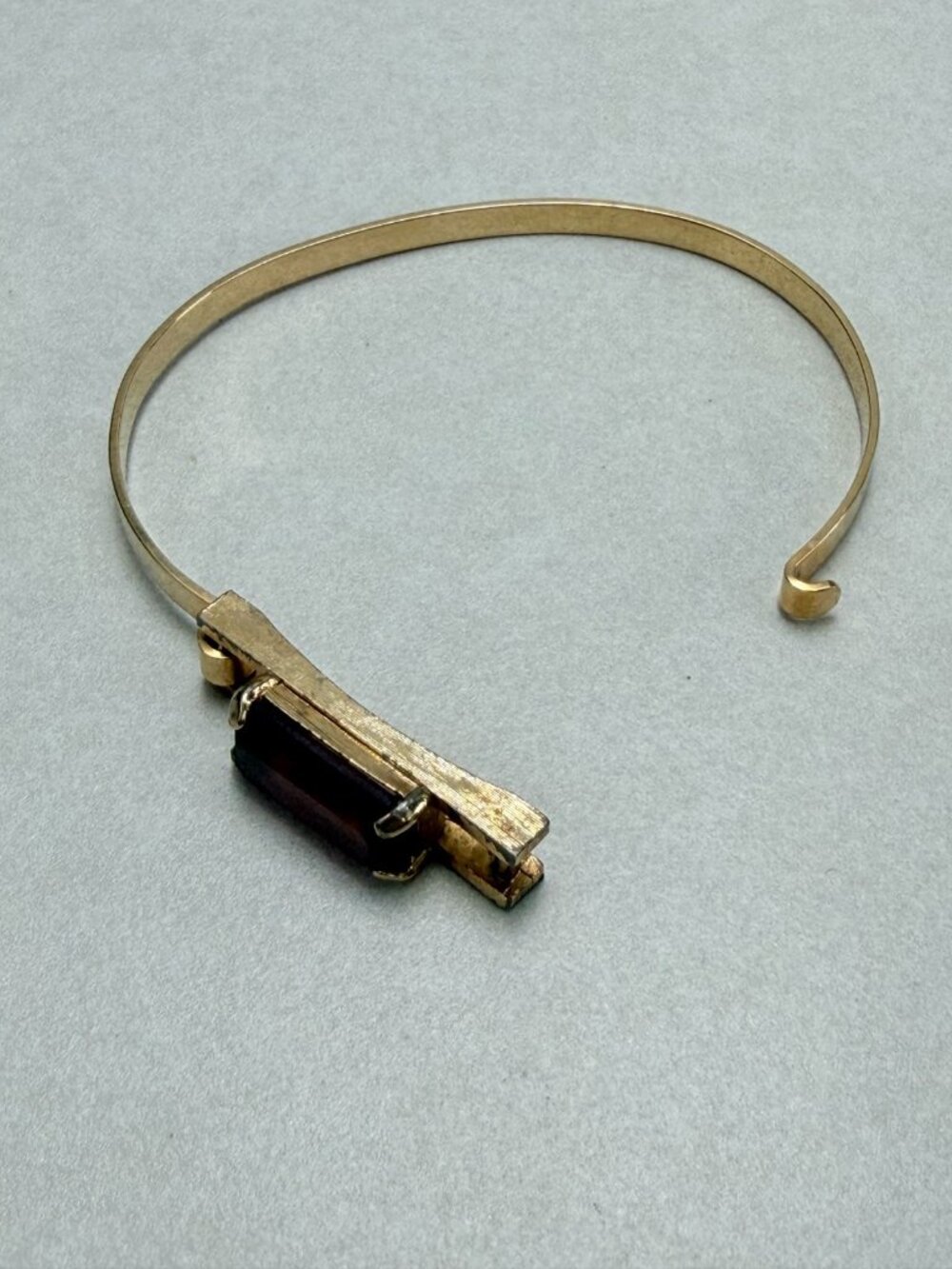 Vintage Small Avon Gold Tone Bangle Bracelet w/Purple Stone Amethyst Glass Sz 6 - Picture 6 of 9